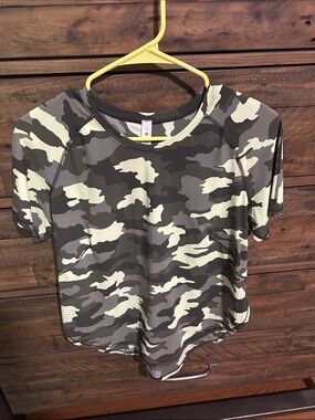 Lululemon UVP Run Camo Performance Tee. Athletic. Running. Active. Cool.
